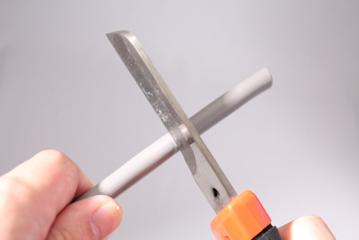 VVRケーブルに電工ナイフの刃を入れる